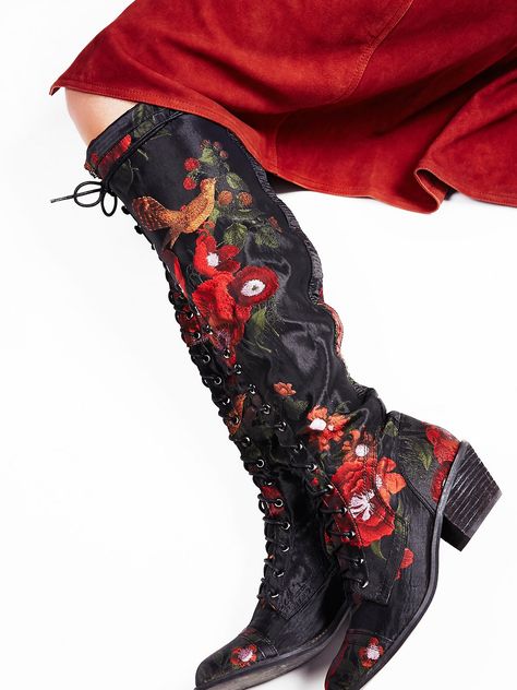 Jeffrey Campbell + Free People Floral Joe Lace Up Boot at Free People Clothing Boutique Mode Shoes, Free People Shoes, Sweater Boots, Boots Women, Winter Sweaters, Jeffrey Campbell, Boho Clothing, Lace Boots, Floral Fabric