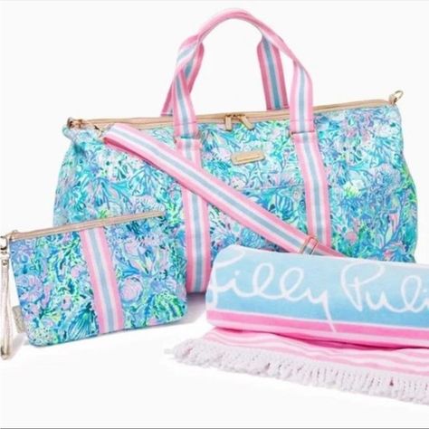 Lilly Pulitzer Weekender Duffle Bag Set With Matching Wristlet/Zipper Pouch. Duffle Has Removable Adjustable Shoulder Strap Plus Shorter Handles. In Soleil It On Me Print. Brand New! Doesn’t Include The Towel. Preppy Luggage, Navy Jewelry, Cute Luggage, Cooler Tote Bag, Weekend Travel Bags, Travel Jewelry Case, Wet Bag, Makeup Bags Travel, Weekender Tote