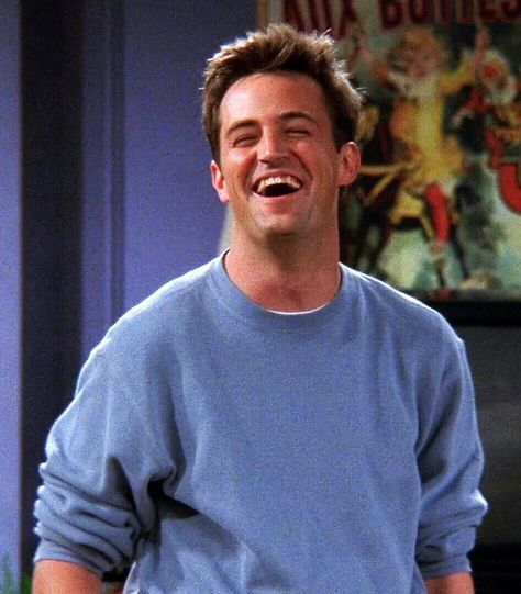 Matthew Perry Chandler Friends, Friends Cast, Friends Moments, Friends Series, Friends Wallpaper, Chandler Bing, Tv Screen, Matthew Perry, Friends Aesthetic