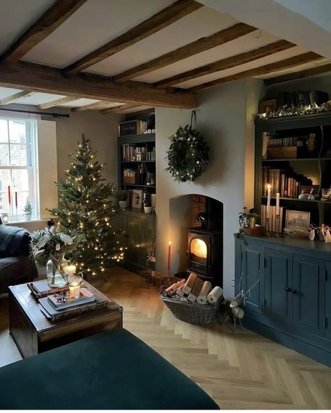 2023 Decorations, Christmas Interior Design, Teal Living Rooms, English Cottage Decor, Living Room Decor Fireplace, Cottage Interior, Christmas Interiors, Country Living Room, Cottage Interiors