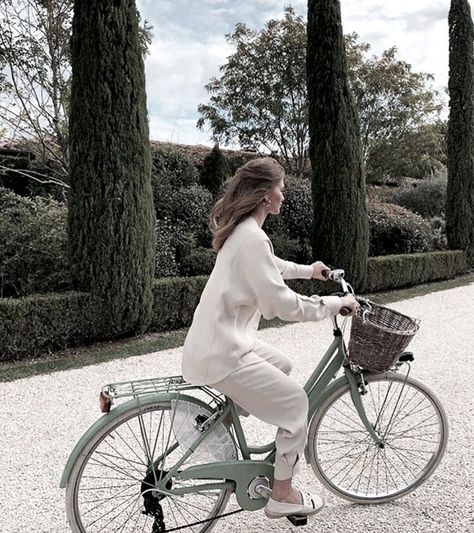 Bicycle Aesthetic, Green Bike, Bike Aesthetic, Cute Outfits With Jeans, Bicycle Women, Beach Cruiser, Vintage Bike, Womens Bike, French Countryside