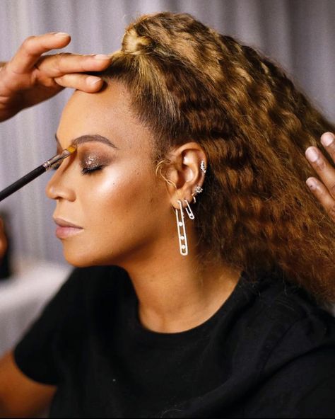 @beyonce getting ready to illuminate the stage with her Jumbo Move Addiction Earrin Beyonce Earrings, Celebrity Ear Piercings, Beyoncé Style, On The Run Tour, Beyonce Album, Beyonce Style, Beyoncé Giselle Knowles-carter, Beyoncé Giselle Knowles, Beyonce And Jay Z