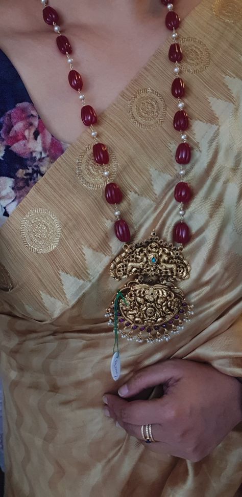 Ruby Chains Jewellery, Ruby Mala Beads, Gold Locket With Beads, Pearls And Beads Jewellery, Ruby Mala Jewellery Designs, Gold Pearl Jewelry Design, Beads Jwellary Indian, Pearl And Ruby Beads Mala, Ruby Pendent Designs