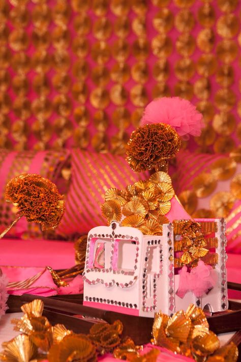 Mehndi Theme, Wedding Trays, Indian Wedding Decoration, Pink Studio, Mehendi Decor, Anand Karaj, Rajasthani Art, Indian Theme, Rani Pink