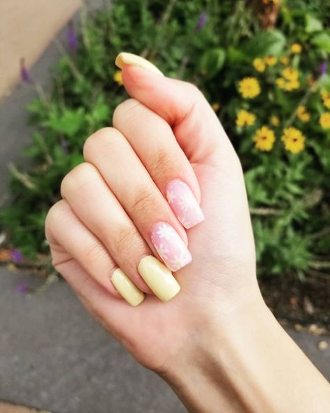 Thanks💅👀🌼 @timetogetnailspa #timetogetnails #opiuvgel #cndshellac #daisynails #daisynaildesign #flowerpower #vacationready… Daisy Nails, Spring Nail Colors, Yellow Springs, Cnd Shellac, Flower Nail, Get Nails, Flower Nail Art, Spring Nail, Spring Tops