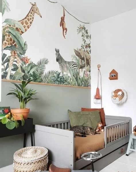 Zien: prachtige kinderkamer in jungle thema - Alles om van je huis je Thuis te maken | HomeDeco.nl Kids Room Jungle, Kids Jungle Room, Rum Inspo, Safari Room, Jungle Thema, Kids Rooms Inspo, Baby Boy Room Decor, Toddler Room Decor, Nursery Room Design