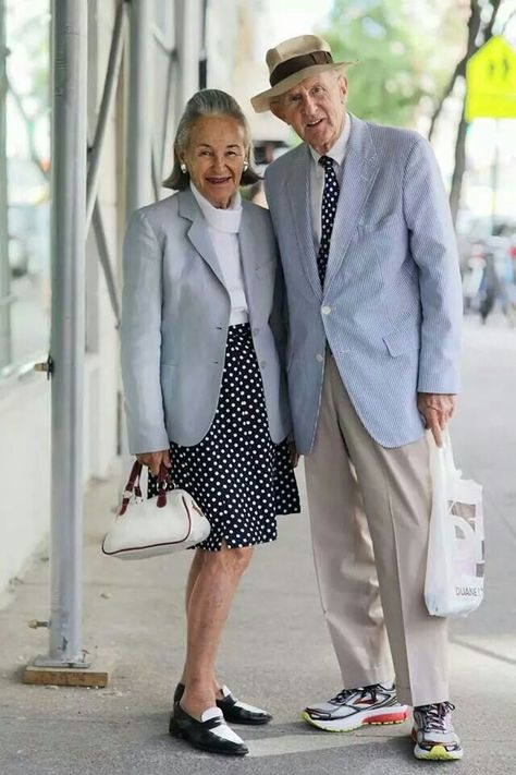 Stylish couple.  The Dude has his old beat-up hat on and check out the comfy shoes! Mode Ab 50, Older Couple, Older Man, Couple Style, Stylish Couple, Advanced Style, Ageless Style, Ageless Beauty, Cooler Look