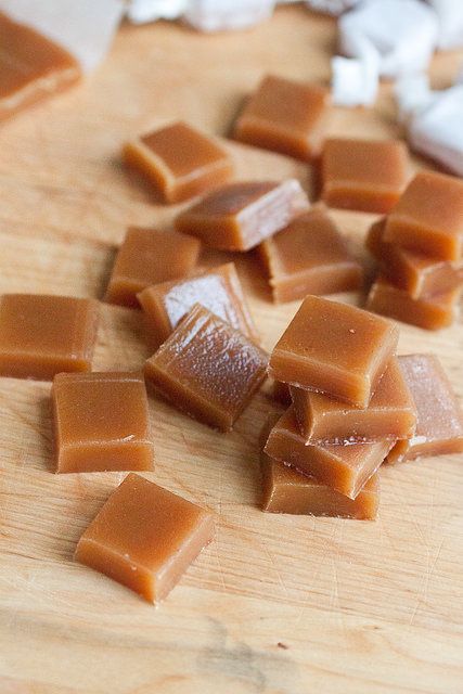 Apple Cider Caramels - It's crazy easy to make your own soft caramels! These are filled with an apple cider reduction, warm cinnamon, and flaky sea salt - and they're amazing! | via Smells Like Home Homemade Soft Caramels, Boiled Apple Cider, Boiled Cider, Soft Caramels, Apple Cider Caramels, Handmade Candy, Soft Caramel, Caramel Candy, Holiday Foods