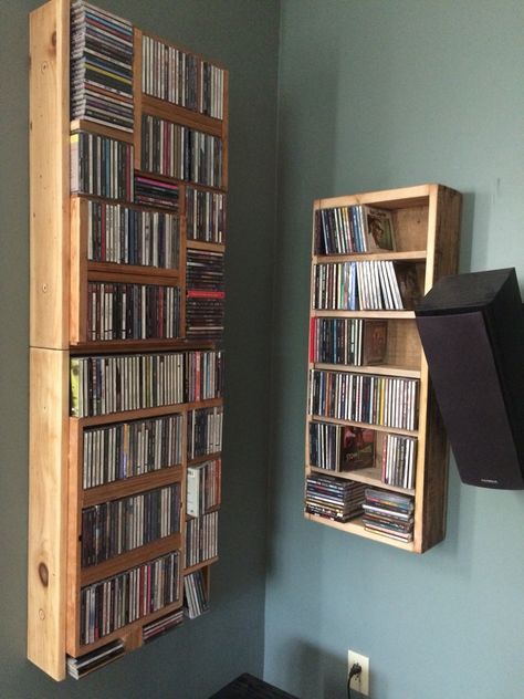 2-day project cd storage (on right) from old wooden box and pallet strips. Diy Cd Storage, Dvd Storage Aesthetic, Cd Rack Repurpose Ideas, Cd Display Ideas, Cd Storage Ideas, Diy Dvd Storage Ideas, Vhs Storage, Dvd Shelf Aesthetic, Dvd Stand