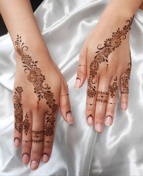 Light Mehndi Designs Front Hand, Simple Strip Henna Designs, Simple Light Mehndi Design, Strip Henna Design, Henna Strip Design, Henna Simpel, Eid Henna Designs Simple, Henna Eid, Simple Henna Design