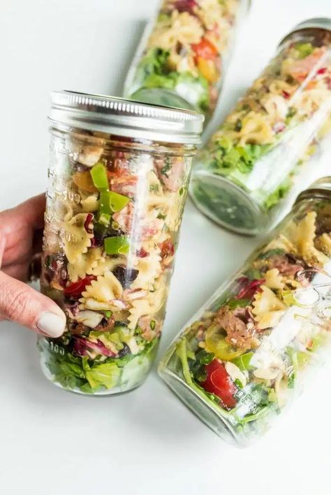 Bowtie Italian Pasta Salad in Jars consists of Farfalle pasta, salami, cheese, tomatoes, olives, Mozzarella cheese, and Italian dressing! #salladinajar #jarcuterie #reluctantentertainer Pasta Salad In A Jar Recipes, Pasta Salad In A Cup, Italian Salad In A Jar, Pasta Salad Mason Jar, Mason Jar Appetizers, Pasta In A Jar, Jar Pasta Salad, Pasta Salad In A Jar, Salad In A Jar Recipes