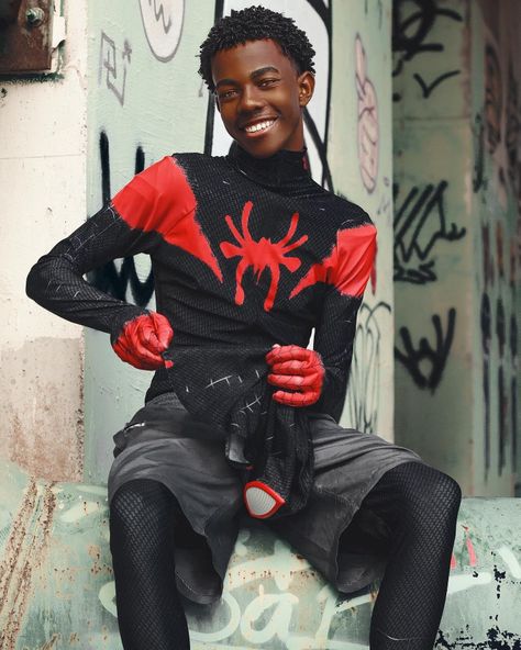 Miles Morales cosplay, black boy, fotografia, Brasil, homem aranha. Miles And Gwen Cosplay, Diy Miles Morales Costume, Miles Cosplay, Miles Morales Cosplay, Miles Morales Costume, Black Heroes, Adventure Time Comics, Black Cosplay, Spiderman Ps4