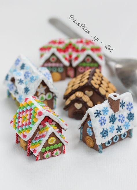 All sizes | Miniature Gingerbread House | Flickr - Photo Sharing! Diy Polymer Clay Gingerbread House, Gingerbread House From Doll House, Christmas Clay Miniatures, Polymer Gingerbread Man, Ghram Cracker Gingerbread Houses, Mini Gingerbread House, Miniature Bakery, Dollhouse Christmas, Christmas Clay