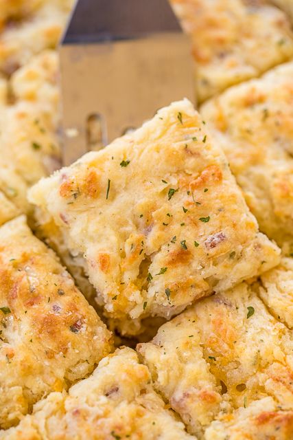 Cracked Out Butter Dips - biscuits loaded with cheddar, bacon and ranch! Only 8 simple ingredients! You probably have them in your pantry right now! No-kneading at all! Just mix dough together and pat down in pan. Ready in under 15 minutes! Everyone RAVES about these easy biscuits!! Great with dinner or for breakfast. YUM! #biscuits #bacon #breadrecipes Carbie Barbie, Butter Dip Biscuits, Butter Dips, Butter Swim Biscuits, Swim Biscuits, Biscuits Homemade, Easy Biscuits, Cracked Out, Yummy Biscuits