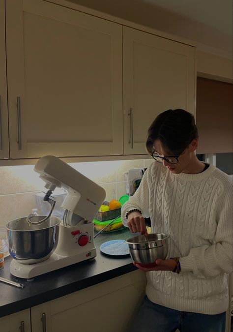 Male Baking Aesthetic, Baking Aesthetic Man, Guys Baking Aesthetic, Guy Baking Aesthetic, Man Baking Aesthetic, Man Cooking Aesthetic Faceless, Baker Aesthetic Boy, Baking Couple Aesthetic, Boys Cooking Aesthetic