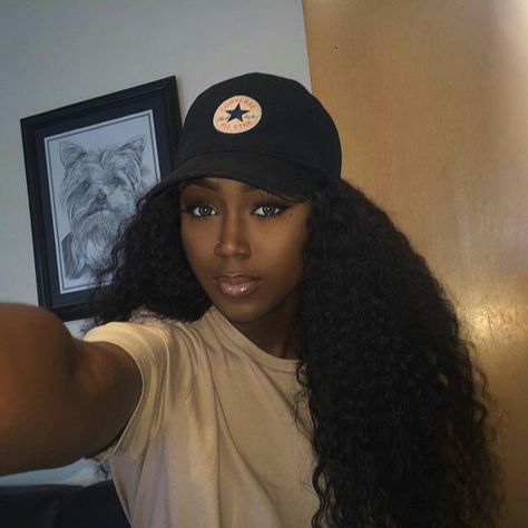 Pinterest : m t t w || Hat And Curly Hair, Women Baseball Hat, Dark Skin Girl, Oh My Goddess, Odell Beckham, Women Baseball, Odell Beckham Jr, Dark Skin Beauty, Beckham Jr