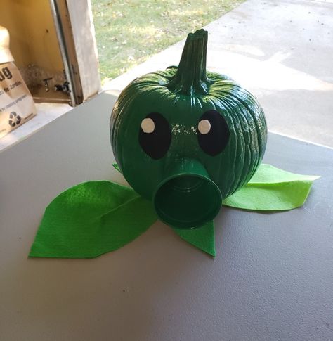 Pea shooter from plants vs Zombies. Pumpkin Storybook character Plants Vs Zombies Trunk Or Treat, Plants Vs Zombies Pumpkin, Storybook Pumpkin Ideas, Turtle Pumpkin, Storybook Pumpkin, Pea Shooter, Zombie Pumpkin, Ninja Turtle Pumpkin, Book Character Pumpkins