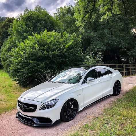 2014 Mercedes-AMG C218 CLS 63 S Engine: 5.5L Biturbo V8 with 585 Hp Acceleration 0-100 km/h : 3.6 seconds E350 Mercedes, Mercedes Benz Sports Car, Mercedes Sport, White Mercedes, Mercedes Cls550, Cls 63, Cls 63 Amg, Cls63 Amg, Mercedes Cls