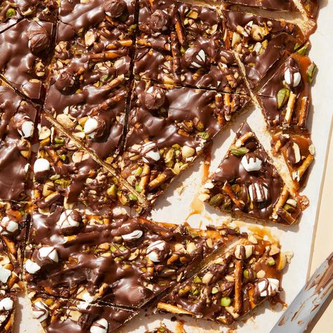 Chocolate Caramel Crunch Bark Crunch Bars, A Cabin In The Woods, Caramel Bits, Caramel Crunch, Thanksgiving 2024, Caramel Bars, Shortcake Recipe, Homemade Soup Recipe, Crunch Bar