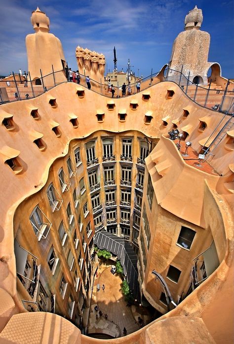 Barcelona Spain Architecture, Antonio Gaudi Architecture, Antoni Gaudi Architecture, Barcelona Buildings, Casa Mila Barcelona, Famous Architecture Buildings, Art Nouveau Arquitectura, Casa Mila, Luxury Lighting Design