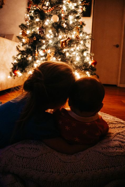 Christmas Pictures In Front Of The Tree, Christmas Tree Pictures With Kids, Christmas Pics Family, Christmas Photoshoot Kids, Lay Photo, Christmas Tree Pictures, Sibling Photography, Kodak Moment, Baby Poses