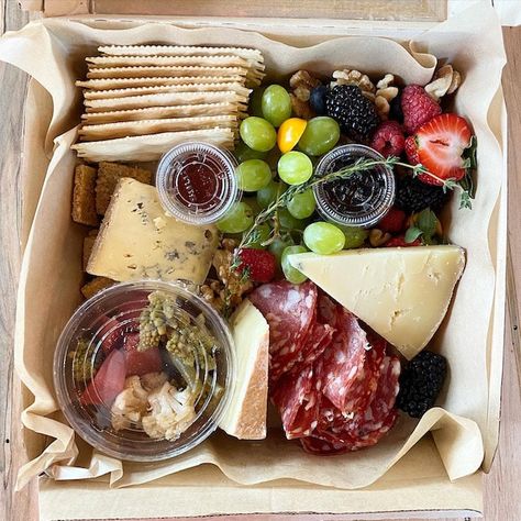 Travel Cheese Board, Charcuterie Jam, Fruit Charcuterie, Cheese Boxes, Meat Box, Best Beaches In The World, Charcuterie Spread, Cheese Trays, Cheese Box