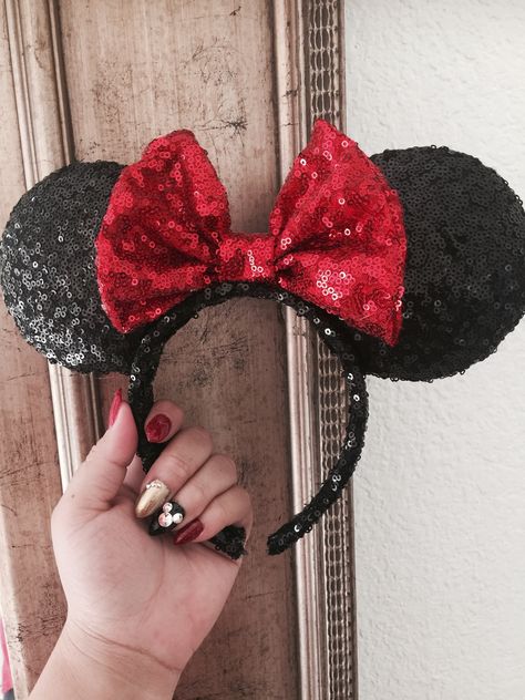 Orejas de mickey Mickey Mouse Nail Art, Disney Ears Hat, Mickey Mouse Headband, Mickey Mouse Nails, Minnie Mouse Birthday Party Decorations, Disney Ears Headband, Diy Mickey Ears, Disney Challenge, Hair Tie Accessories