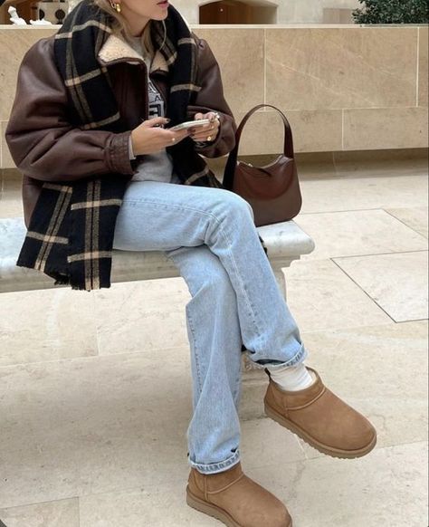 Cozy Girl Aesthetic Outfit, Ugg Styling, Ugg Fits, Uggs Outfits, Outfit With Uggs, Mini Outfit, Winter 23, Uggs Outfit, Lazy Outfits