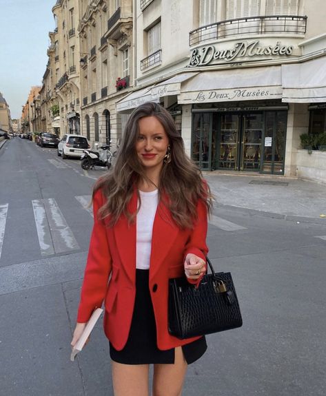 Black Outfits Work, Work Outfits Blazer, Formal Outfits For Women Classy, Red Blazer Outfit Casual, Livia Auer, Red Blazer Outfit, Red And Black Outfits, Blazer Outfits For Women, Office Suit