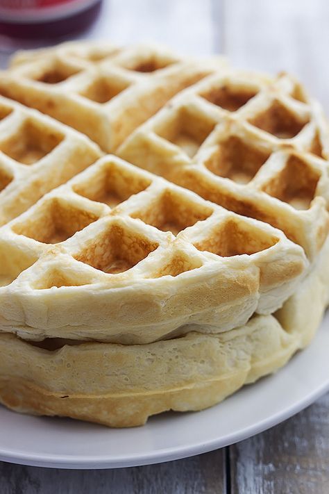 Perfectly fluffy waffles made with protein-rich greek yogurt! Yogurt Waffle Recipe, Greek Yogurt Recipes Healthy, Greek Yogurt Waffles, Yogurt Waffles, Yogurt Recipes Healthy, Healthy Bedtime Snacks, Greek Yogurt Recipes, God Mad, Breakfast Waffles