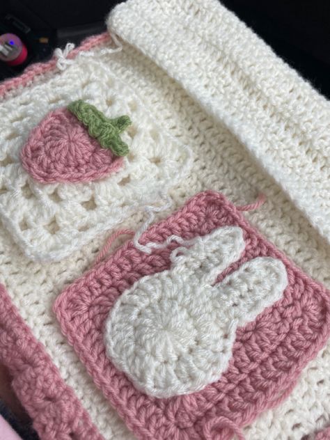 Miffy Granny Square Pattern, Rabbit Granny Square, Sanrio Granny Square, Beginner Crochet Tutorial, Crochet Business, Crochet Design Pattern, Kawaii Crochet, Beginner Crochet Projects, Crochet Inspo