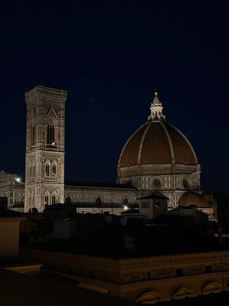 Florence Italy Aesthetic Night, Italy Student Aesthetic, Florence At Night, Dark Italian Aesthetic, Nyu Florence, Madeleine Core, Florence Italy Aesthetic, Tuscany Aesthetic, Florence Aesthetic