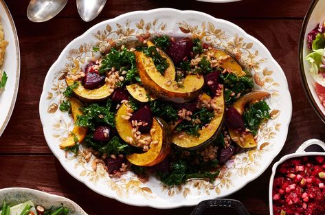 Winter Squash Recipes, Christmas Salad Recipes, Acorn Squash Recipes, Classic Thanksgiving, Yummy Salads, Squash Salad, Beet Recipes, Kale Recipes, Thanksgiving Meal