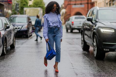 With a ruffled blouse and pumps Stylish Denim Outfits, Stockholm Fashion Week, Mama Jeans, Denim Street Style, Mom Jeans Outfit, Denim Outfits, Pant Trends, Outfit Jeans, Jeans Mom