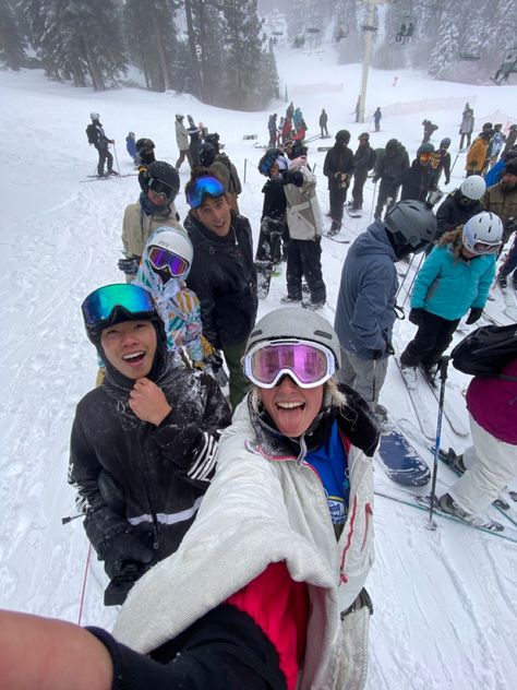 Group Ski Pictures, Ski Group Photo, Ski With Friends, Skiing With Friends, Andorra Ski, Ski Trip Aesthetic, Ski Girls, Ski Hut, Ski Pictures