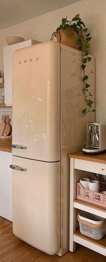 Smeg Kitchen Ideas, Cream Smeg, Fridge In Kitchen, Smeg Kitchen, White Fridges, Smeg Fridge, Vintage Fridge, Smeg Appliances, Retro Fridge