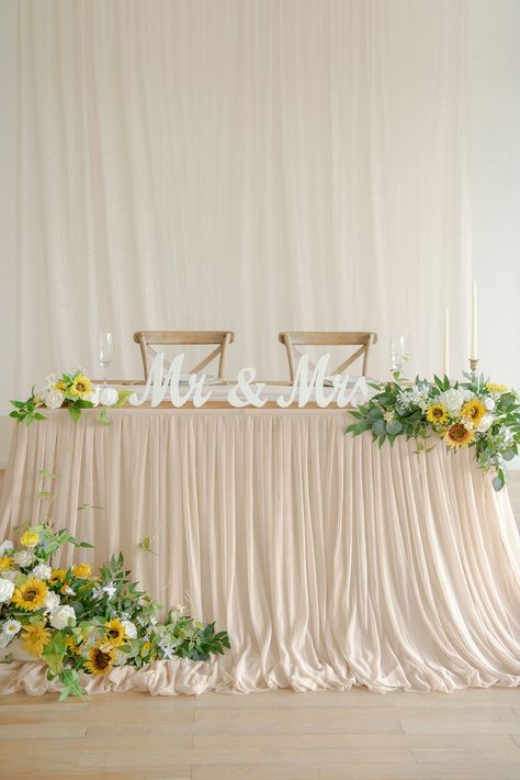 Sunflower Wedding Ideas, Tulle Table Runner, Main Table Wedding, Engagement Party Decorations Diy, Wedding Color Palette Ideas, Bride Groom Table, Sunflower Wedding Decorations, Tulle Table, Vintage Wedding Decor