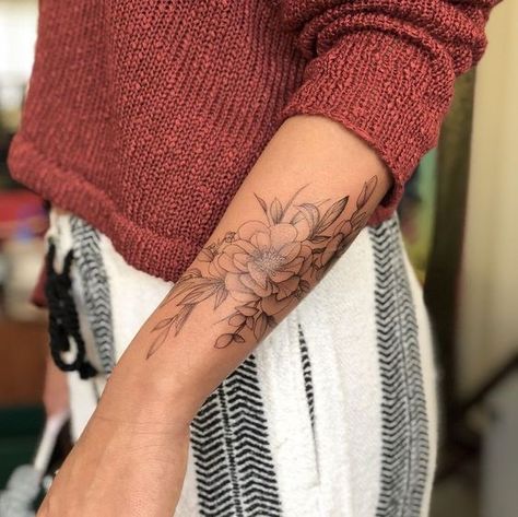 Tato Nama, Cuff Tattoo, Tattoo Diy, Flower Wrist Tattoos, Marvel Tattoos, Wallpaper Retro, Inspiration Tattoos, Cat Tattoos, Forearm Tattoo Women