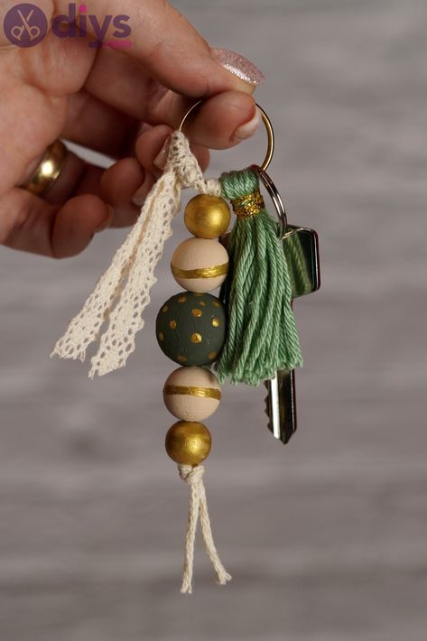 Wooden Bead Diy Craft Ideas, Diy Bead Keychain Ideas, Bead Keychain Diy, Wooden Bead Keychain, Diy Keyring, Wood Beads Diy, Bead Keychain, Diy Keychain, Cute Keychain