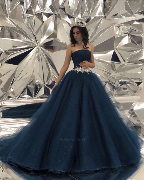 Princess Ball Gowns Royals, Midnight Blue Prom Dresses, Simple Quinceanera Dresses, Xv Dresses, Types Of Gowns, Princess Prom Dresses, Quinceanera Dresses Blue, Blue Ball Gowns, Theme Dress