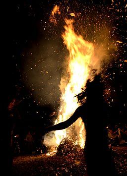 http://www.blueplanetjournal.com/meditation/dance-of-the-autumn-women.html A mysterious gathering of autumn women and their tea ceremony and dance around the fire of imagination Chinese Festival, Gates Of Hell, Beltane, Witch Aesthetic, Foto Art, Summer Solstice, Greek Gods, Coven, Tea Ceremony