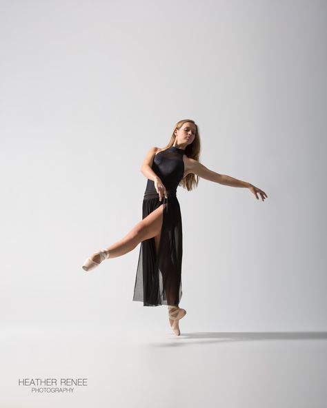 Ballet Barre Photography, Dance Poses For Pictures Pointe, Dance Photoshoot Ideas Photography Poses, Dance Picture Poses Lyrical, Dance Picture Poses Easy, Studio Dance Photography, Lyrical Poses, Dance Photoshoot Poses Simple, Dance Pictures Poses