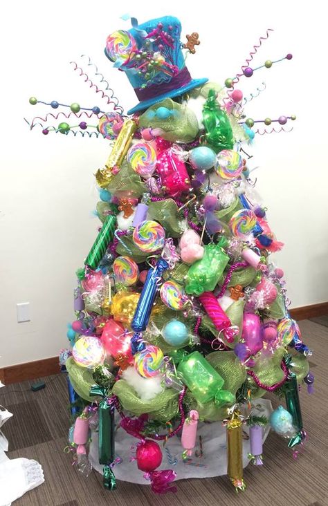 This the final result for my "Willy Wonka - Candyland" Christmas tree that we donated to a local non profit for a family in need. Willy Wonka Christmas Tree, Wonka Christmas, Gorgeous Christmas Trees, Candyland Tree, Champagne Christmas Tree, Turquoise Christmas Tree, Christmas Trees Decorations, Christmas Candyland, Willie Wonka