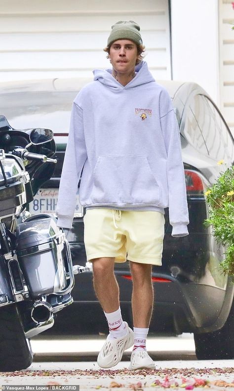 Justin Bieber oozes casual-cool as he heads back to the recording studio after release of song Holy | Daily Mail Online Boys Style Aesthetic, Shorts And Hoodie, Mens Street Style Summer, Justin Bieber Outfits, Yeezy Fashion, Justin Bieber Style, Outfit Oversize, Justin Bieber Photos, Moda Streetwear