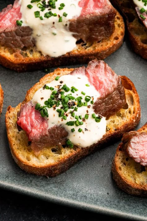 Sauce For Filet Mignon, Steak Crostini, Steak Appetizers, Filet Mignon Roast, Foods Dinner, Grill Sandwich, Crostini Appetizers, Horseradish Cream, Crostini Recipes