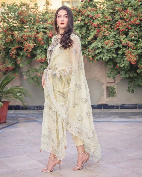 Maheen Khan, Eid Festival, Pakistan Dress, Lehenga Collection, Pakistani Dress, Designer Dresses Casual, Pakistani Dress Design, Pakistani Actress, Mom Daughter