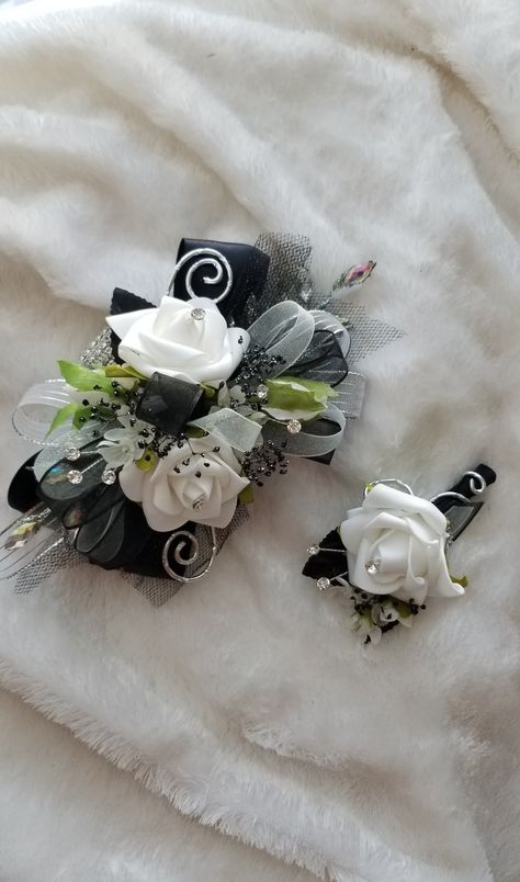 Corsage Black And White, Formal Corsage, White Wrist Corsage, Mailbox Bows, Mother Of Bride Corsage, Bride Corsage, Prom Flowers Corsage, Prom Corsages, Homecoming Corsage