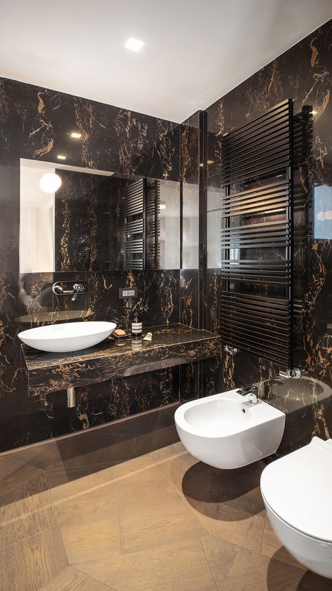 Bathroom Interior Design Luxury Black, Toilet Designs, Dobar Dan, Bathroom Interior Design Luxury, Bathroom Wall Tile Design, Toilet And Bathroom Design, Modern Bathroom Mirrors, Bathroom Design Black, Washroom Decor