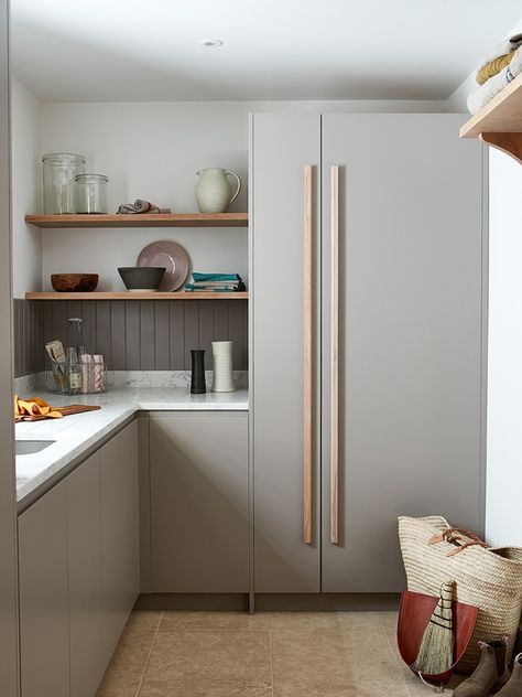 Craving Calm? Light Grey Kitchen Cabinets Are the Way to Go Light Grey Kitchen Cabinets, Scandi Kitchen, Light Grey Kitchens, Серая Кухня, Narrow Kitchen, Butler Pantry, Grey Kitchen Cabinets, Cupboard Design, Scandinavian Kitchen