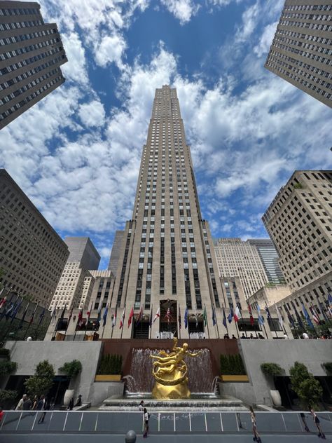 Rockefeller Center New York, Rockefeller Aesthetic, Rockefeller Center Aesthetic, New York Rockefeller Center, Nyc Rockefeller Center, Rockefeller Family, Top Of The Rock Nyc, Nyc Places, Nyc Vacation